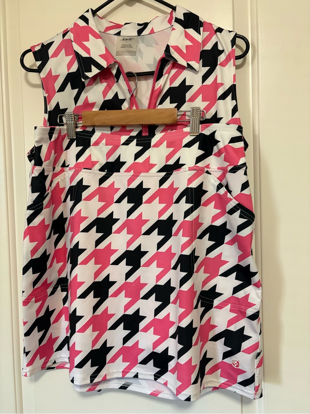 ⛳️⛳️ Jofit Women’s Pink/Black/White Sleeveless Colared Top and Skort Set.